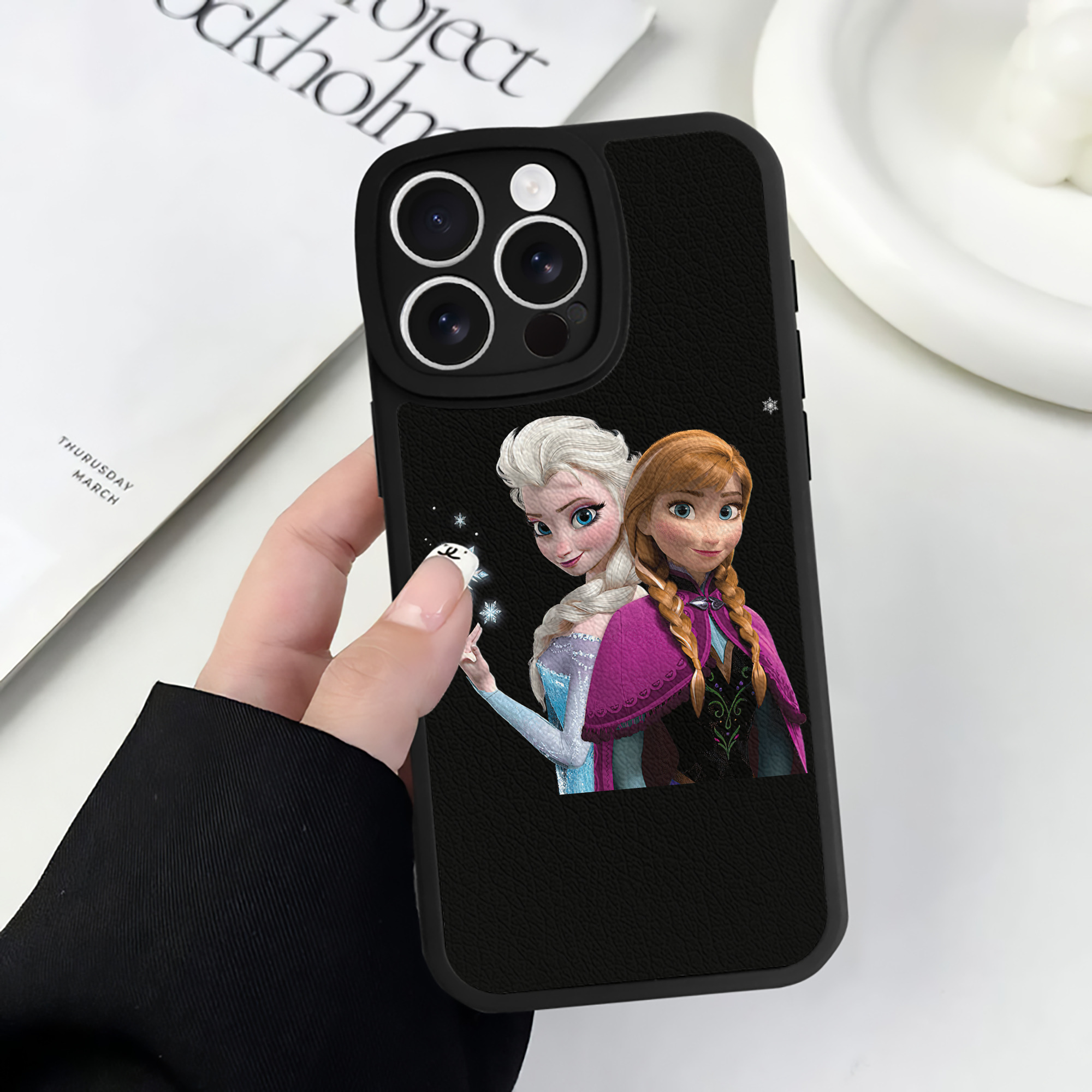 （画像用） アナと雪の女王 アンナ エルサ Frozen Anna Elsa 【iPhone 16シリーズ対応】シリコンスマホケース（レザー調） 材質：シリコン